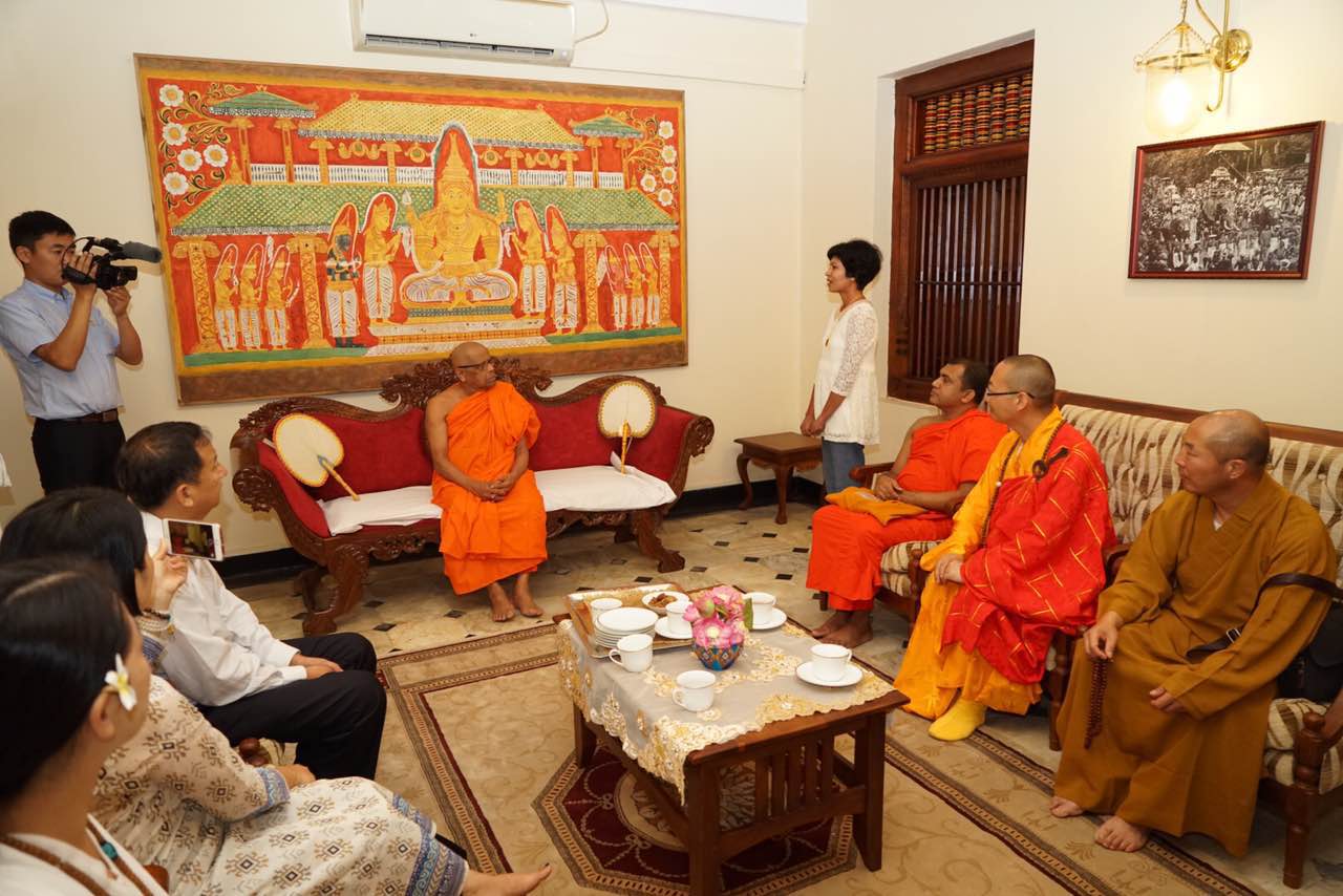 大理崇圣寺佛教代表团拜会斯里兰卡各派大长老